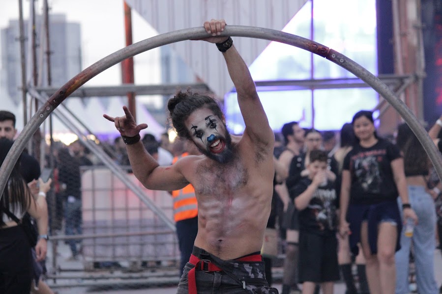 Tuko maquiado de palhaço, pendurado na Roda Cyr num festival
